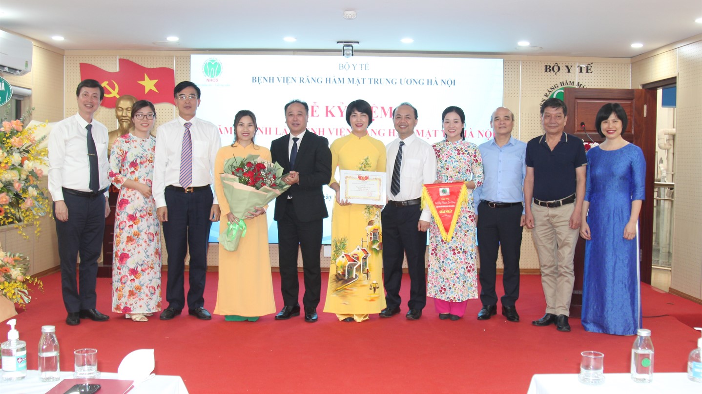 Ban GĐ bệnh viện trao giải nhất cuộc thi cho khoa ĐTTYC